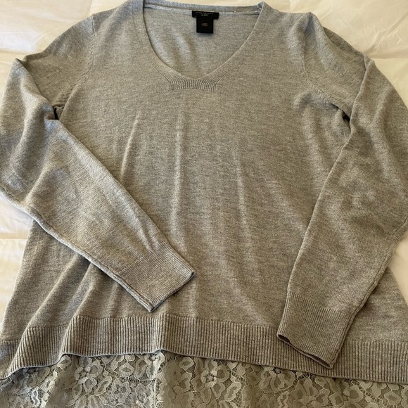 Ann Taylor Factory Petite V-neck grey sweater with lace trim XSP​​ - Picture 1 of 5